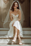Abito lungo da sposa a sirena di raso con spalline bianche