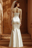 Abito lungo da sposa a sirena di raso con spalline bianche