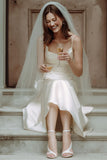 Abito lungo da sposa a sirena di raso con spalline bianche