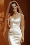 Abito lungo da sposa a sirena di raso con spalline bianche