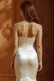 Abito lungo da sposa a sirena di raso con spalline bianche