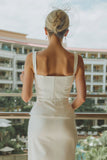 Abito da sposa lungo in raso bianco con scollo quadrato