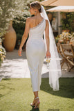Abito da sposa bianco con guaina in pizzo a una spalla