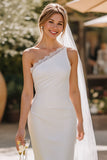 Abito da sposa bianco con guaina in pizzo a una spalla