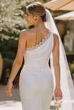 Abito da sposa bianco con guaina in pizzo a una spalla
