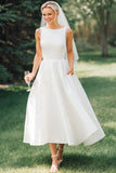 Abito da sposa in raso midi a linea bianca con scollo a barca