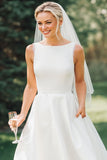 Abito da sposa in raso midi a linea bianca con scollo a barca