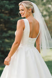Abito da sposa in raso midi a linea bianca con scollo a barca