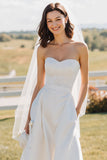 Abito da sposa A Line bianco in pizzo senza spalline