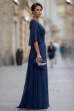 Abito madre della sposa in chiffon blu navy con una linea a maniche mezze