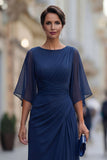 Abito madre della sposa in chiffon blu navy con una linea a maniche mezze