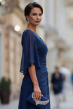 Abito madre della sposa in chiffon blu navy con una linea a maniche mezze
