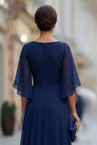 Abito madre della sposa in chiffon blu navy con una linea a maniche mezze