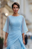 Abito madre della sposa in chiffon blu navy con una linea a maniche mezze