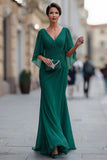 Abito di chiffon verde scuro con scollo a V e con manica