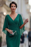 Abito di chiffon verde scuro con scollo a V e con manica