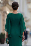 Abito di chiffon verde scuro con scollo a V e con manica