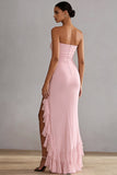 Vestito lungo rosa senza spalline in chiffon con fessura e dettagli drappeggiati