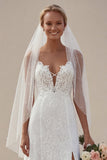 Abito da sposa con spallette in avorio a linea lunga con pizzo applicato e fessura
