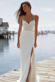 Abito da sposa lungo con spalle in avorio applicato alla sirena con fessura