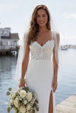 Abito da sposa lungo con spalle in avorio applicato alla sirena con fessura