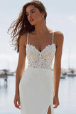 Abito da sposa lungo con spalle in avorio applicato alla sirena con fessura