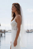 Abito da sposa lungo con spalle in avorio applicato alla sirena con fessura