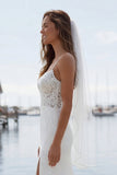 Abito da sposa lungo con spalle in avorio applicato alla sirena con fessura