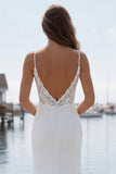 Abito da sposa lungo con spalle in avorio applicato alla sirena con fessura
