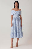 Corsetto blu Jacquard a spalle scoperte Un abito midi in linea con volant