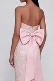 Abito midi rosa senza spalline con nodo applicato e fessura posteriore