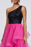 Abito formale fucsia e nero con paillettes a una spalla e arricciati