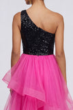 Abito formale fucsia e nero con paillettes a una spalla e arricciati