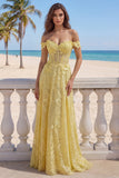 Corsetto giallo in pizzo con spalle a fila a A e applicate con un lungo abito da cerimonia