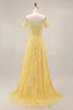 Corsetto giallo in pizzo con spalle a fila a A e applicate con un lungo abito da cerimonia