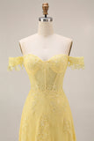 Corsetto giallo in pizzo con spalle a fila a A e applicate con un lungo abito da cerimonia