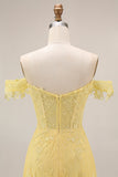Corsetto giallo in pizzo con spalle a fila a A e applicate con un lungo abito da cerimonia