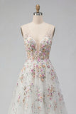 Abito da sposa lungo a linea bianca con paillettes e fiori 3D