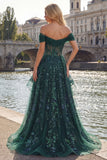 Abito da cerimonia lungo da scintillante verde scuro con paillettes spuntate sulle spalle e corsetto arricciato