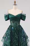 Abito da cerimonia lungo da scintillante verde scuro con paillettes spuntate sulle spalle e corsetto arricciato