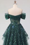 Abito da cerimonia lungo da scintillante verde scuro con paillettes spuntate sulle spalle e corsetto arricciato