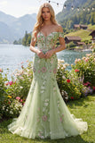 Abito da cerimonia in tulle ricamato con sirena verde a spalla
