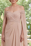 Abito della madre della sposa con champagne in chiffon sulle spalle e maniche a mantello
