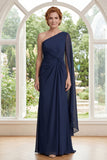 Abito madre della sposa in chiffon blu navy con una spalla arricciata e manica a mantello