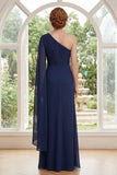 Abito madre della sposa in chiffon blu navy con una spalla arricciata e manica a mantello
