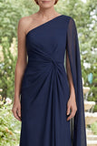 Abito madre della sposa in chiffon blu navy con una spalla arricciata e manica a mantello