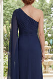 Abito madre della sposa in chiffon blu navy con una spalla arricciata e manica a mantello