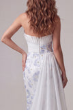 Abito elegante corpulante cortine blu chiaro e floreale arricciato lungo con fascia