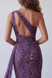 Abito elegante lungo in chiffon viola con una spalla e fascia