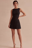 Un vestito nero in raso con scollo batti linea